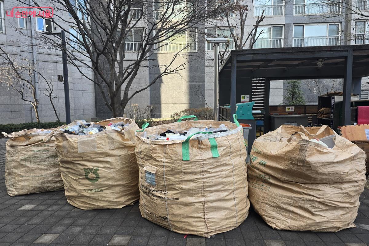 깨끗한 플라스틱은 따로 재활용한다. &copy;조송연