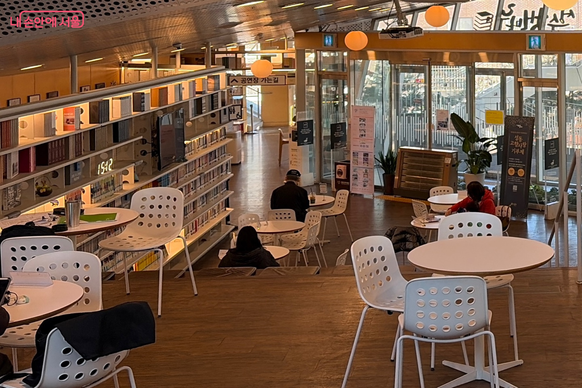 성수아트홀 내부에 자리한 성수책마루 ⓒ최재준