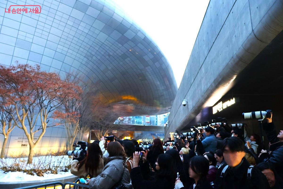 2026 F/W 서울패션위크 개막일, 행사를 취재하려는 기자단과 시민들로 북적이고 있다. &copy;이봉덕