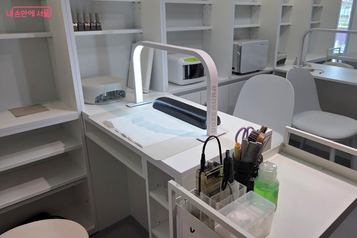 개관 첫날은 네일 체험을 할 수 있었다. &copy;김미선