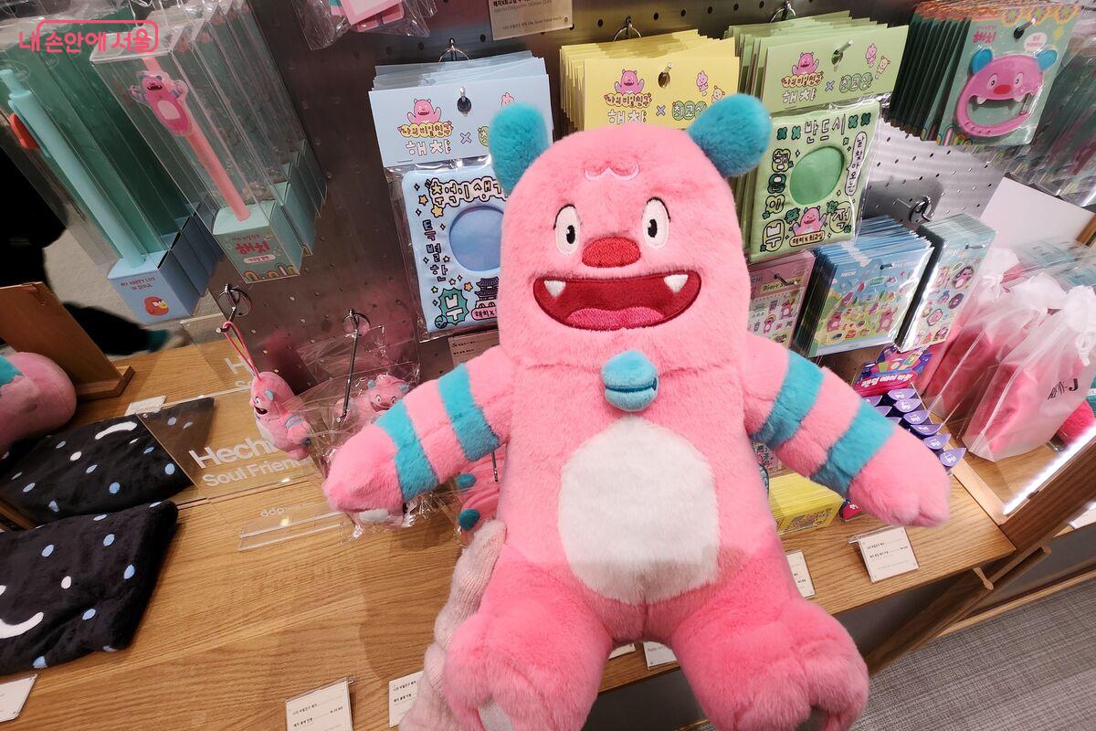 가벼운 인형, 키링, 스티커는 외국인 관광객에게 인기가 많았다.&copy;장지영