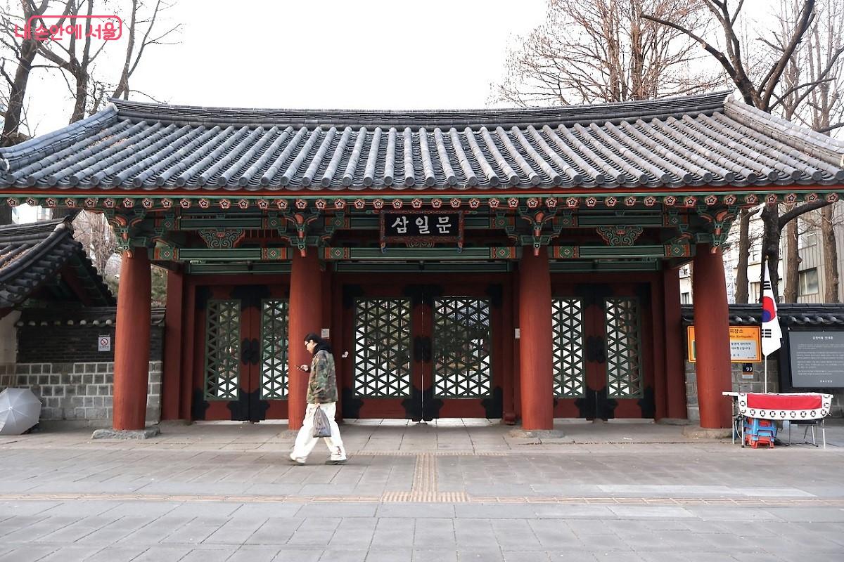 탑골공원 삼일문. 3·1 운동의 불꽃이 실제 함성으로 폭발했던 현장인 탑골공원의 관문이다. ©김대진