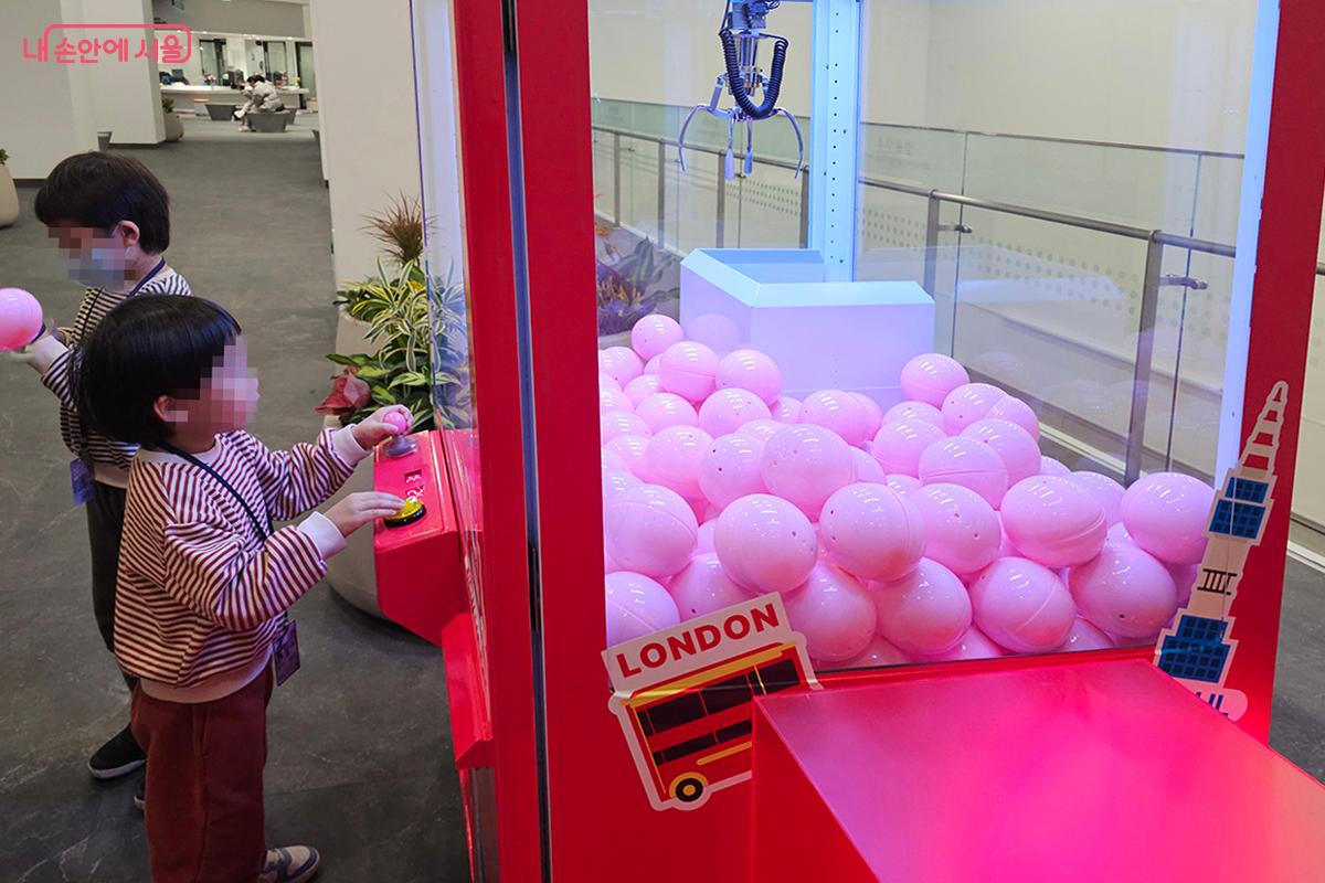 볼 안에 들어 있는 기념품을 뽑을 수 있는 인형뽑기 기계 ©오도연