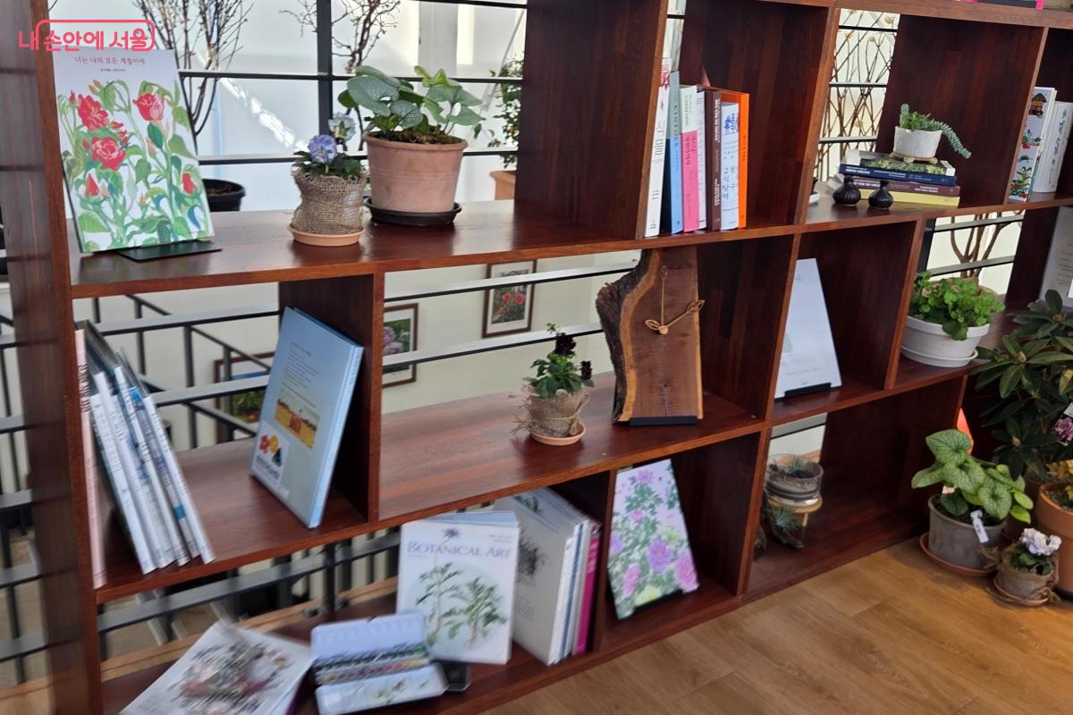 읽고 싶은 책을 꺼내 읽어도 좋다. &copy;김미선