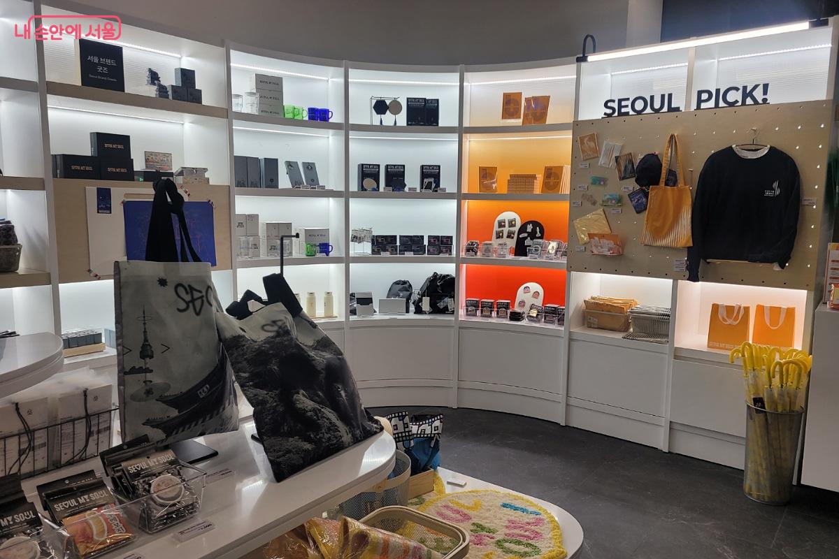 다양한 기념품들을 둘러보고 구매할 수 있는 서울마이소울샵 ⓒ박미선