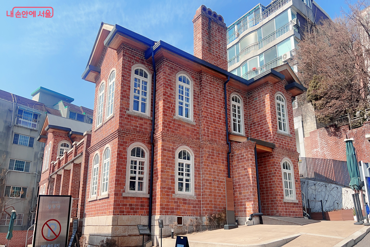  붉은 벽돌과 화강석으로 지어진 이층집 딜쿠샤 &copy;백진숙