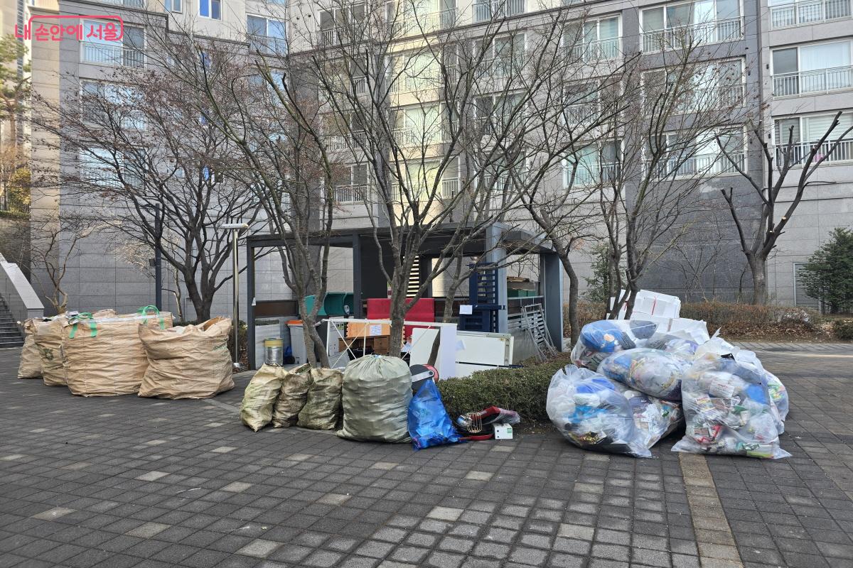 아파트 단지에 모인 재활용품을 포함한 생활폐기물들 &copy;조송연