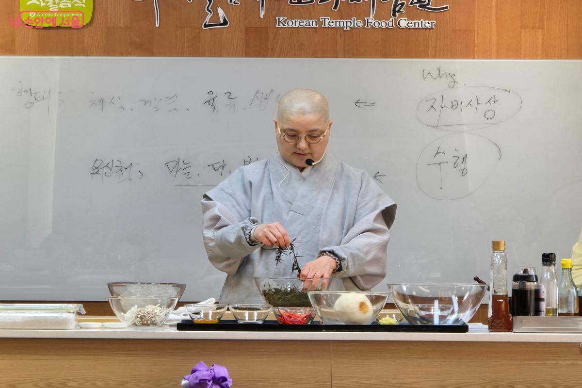 톳,버섯볶음 잡채를 만들어 보이는 하경 스님 @강사랑