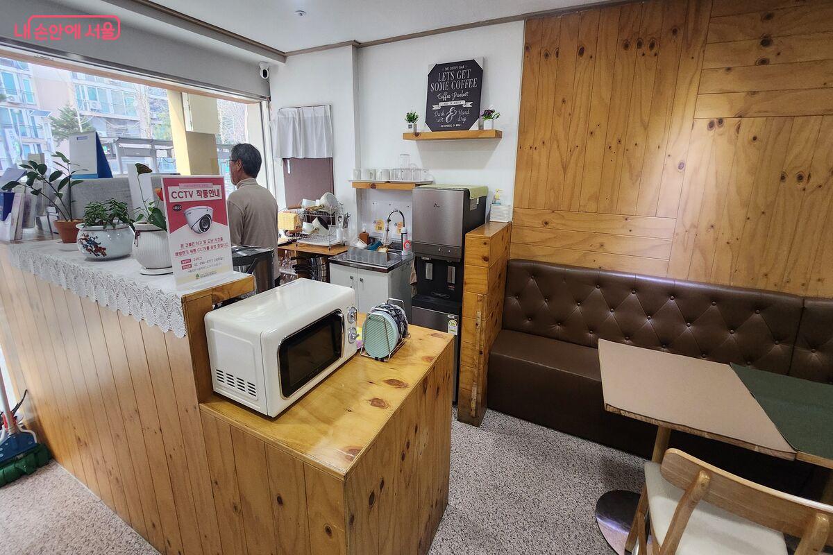 마음편의점의 주방과 테이블 &copy;장지영