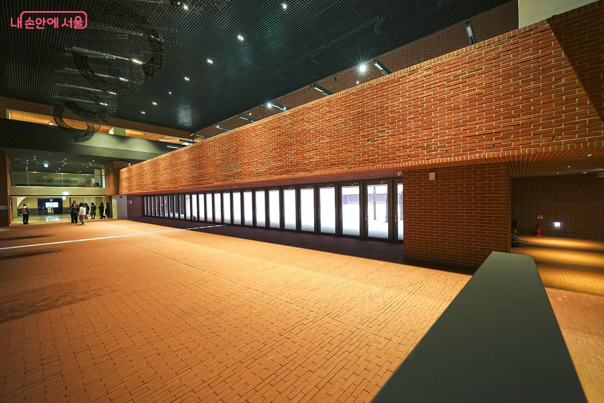 슬로프를 통해 지하 3층으로 내려오면 깊이감이 느껴지는 공간을 만난다. &copy;김주연