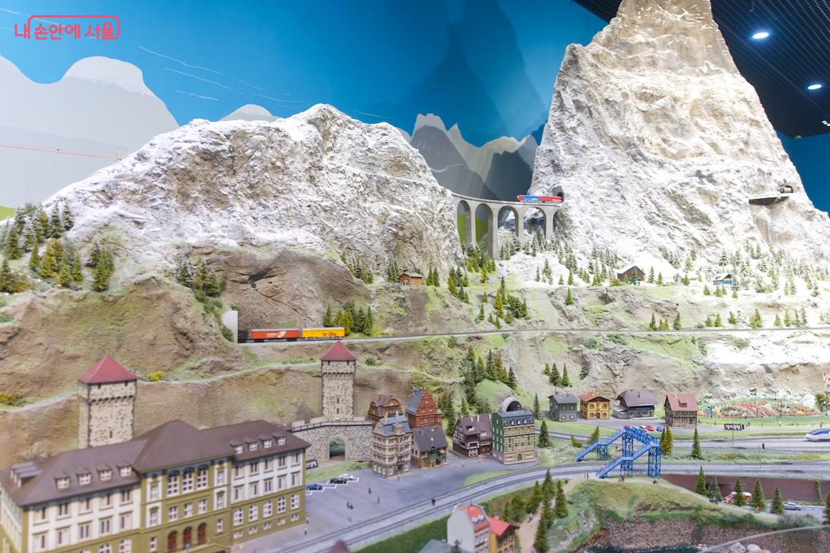 멋진 알프스 산맥과 함께 소인국으로 여행을 온 느낌이 든다