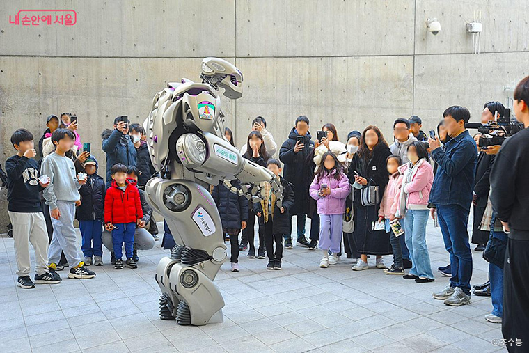 다양한 휴머노이드 및 웨어러블 로봇이 전시된다. 이미지는 2025년 AI페스타에 등장한 로봇 ‘타이탄’