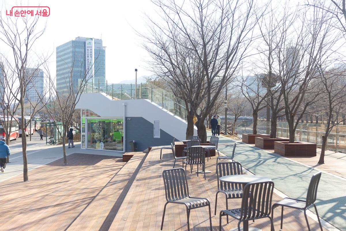 1월에 오픈한 여의천 소원카페가 여의천 주변 환경 개선의 큰 마중물이 되어주고 있다