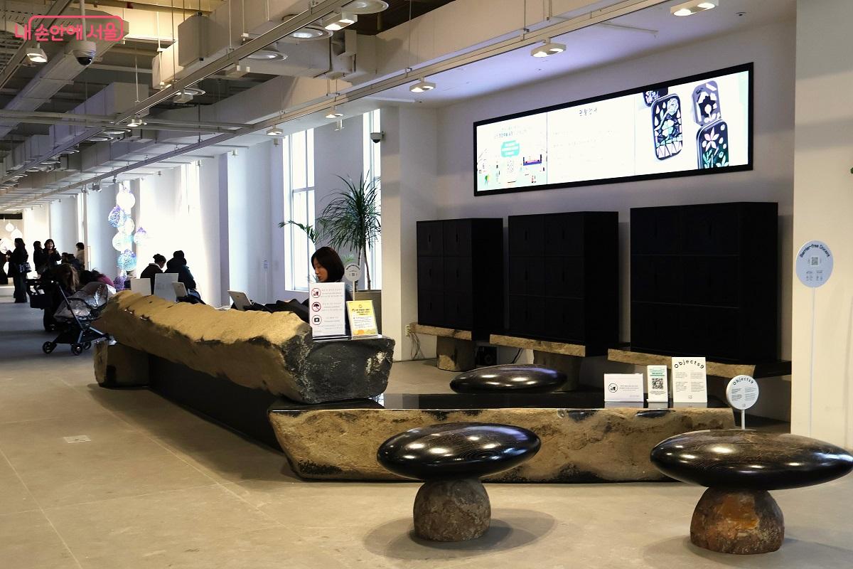 자연석과 공예 미감이 어우러진 서울공예박물관 전시1동 로비 &copy;김대진 