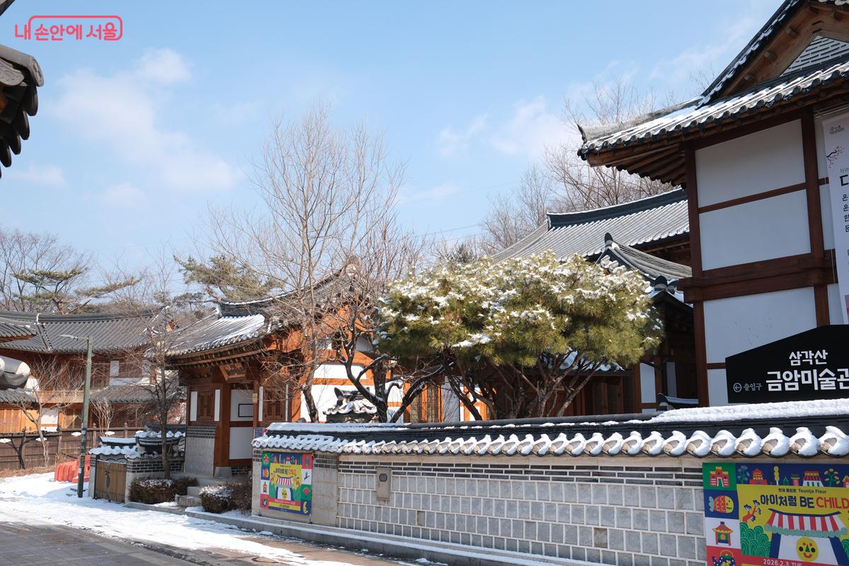 삼각산금암미술관은 한옥 속에서 예술 작품을 감상할 수 있는 곳이다. &copy;박우영