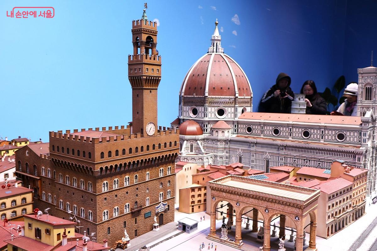 피렌체 베키오궁: 두오모 성당 옆에 자리한 700여년 전에 지어진 커다란 궁전으로 성처럼 단단한 돌벽과 높은 탑으로 구성됐다. &copy;김대진 