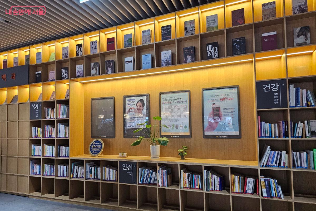 카페 공간 뒤쪽에 진열되어 있는 책들 ©홍혜수