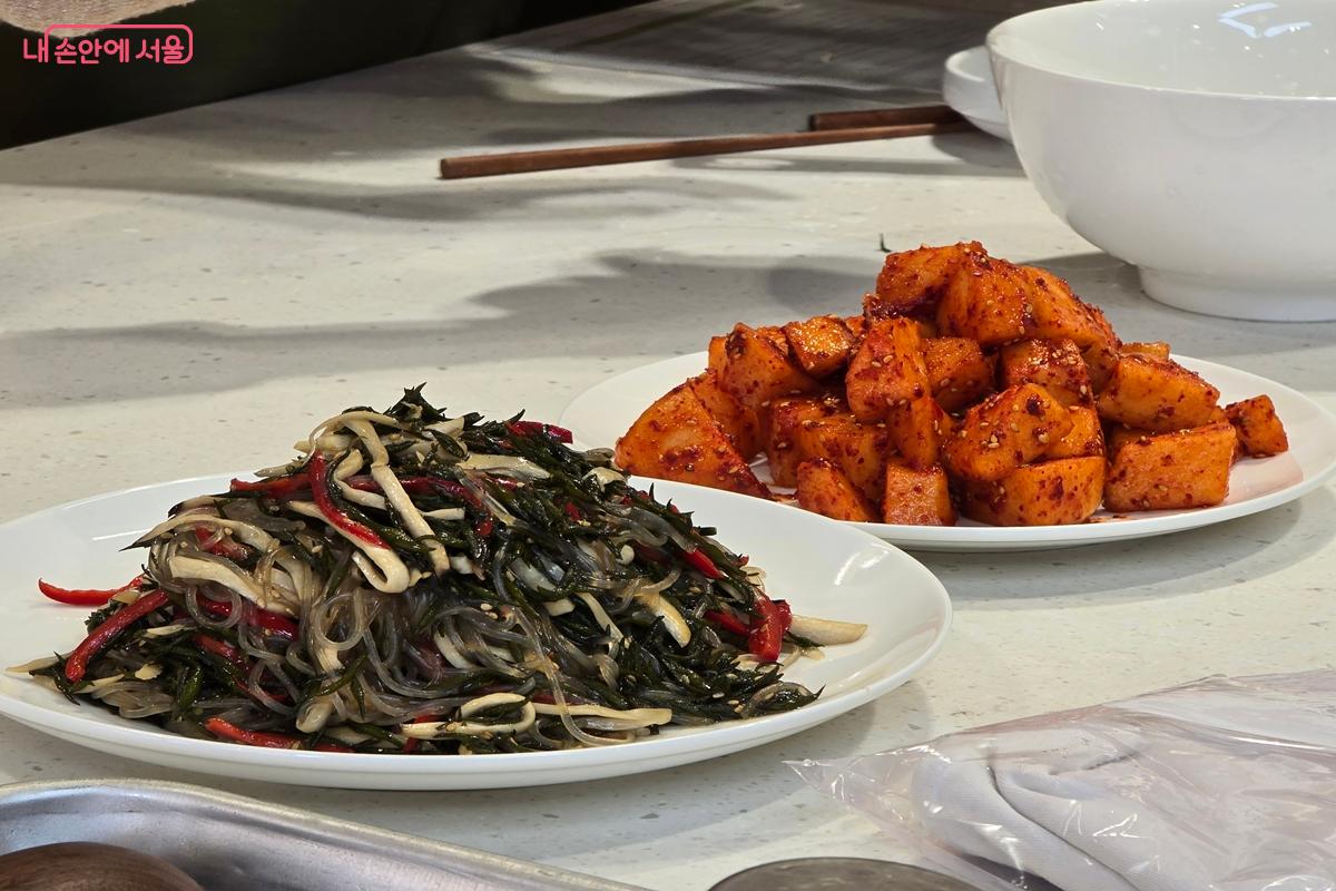 참가자들이 만든 톳, 버섯볶음 잡채와 배깍두기. 원재료의 맛과 풍미가 살아있다. @강사랑