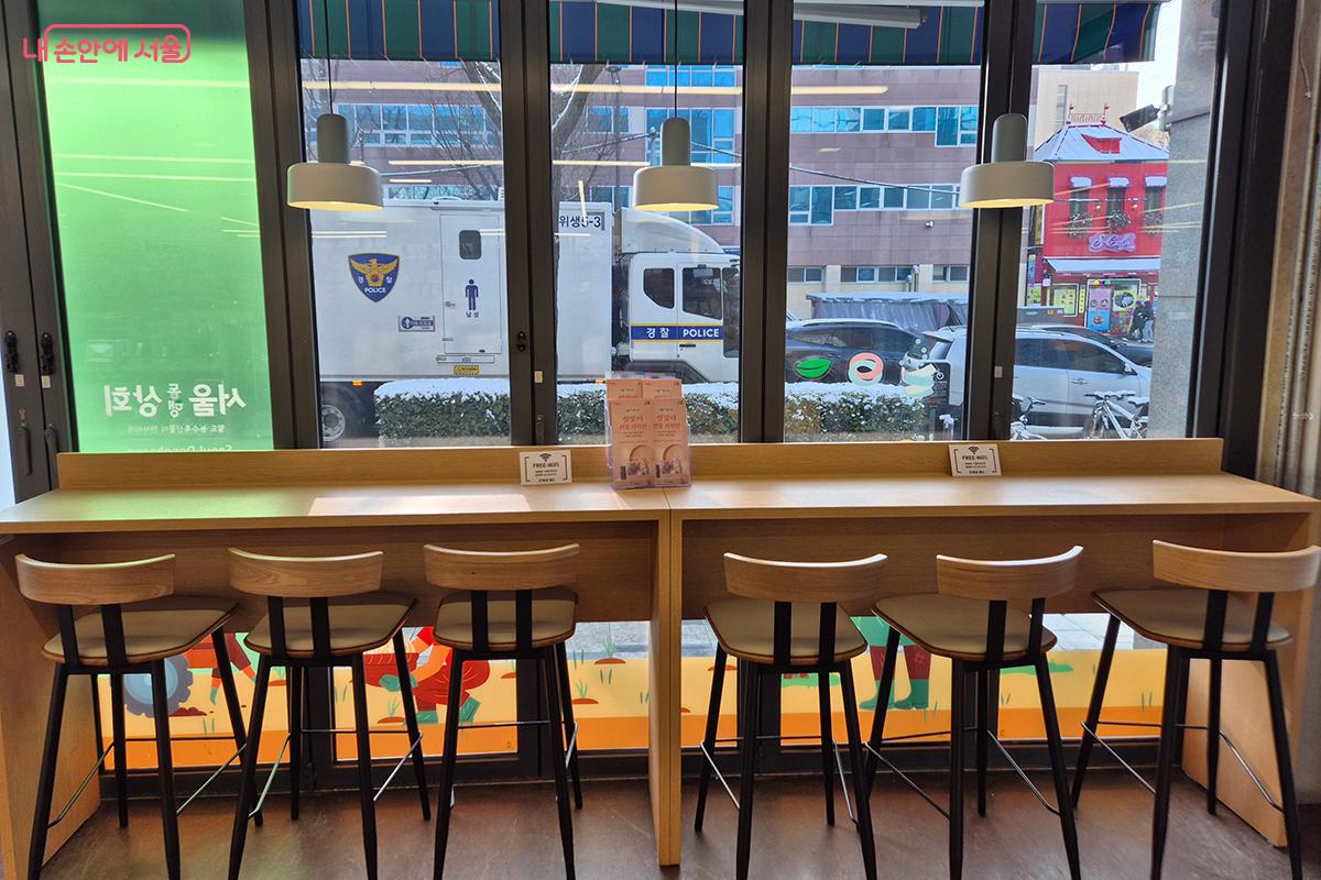 서울동행상회 한쪽에 설치된 휴식 공간인 와이파이 프리존 &copy;이혜숙