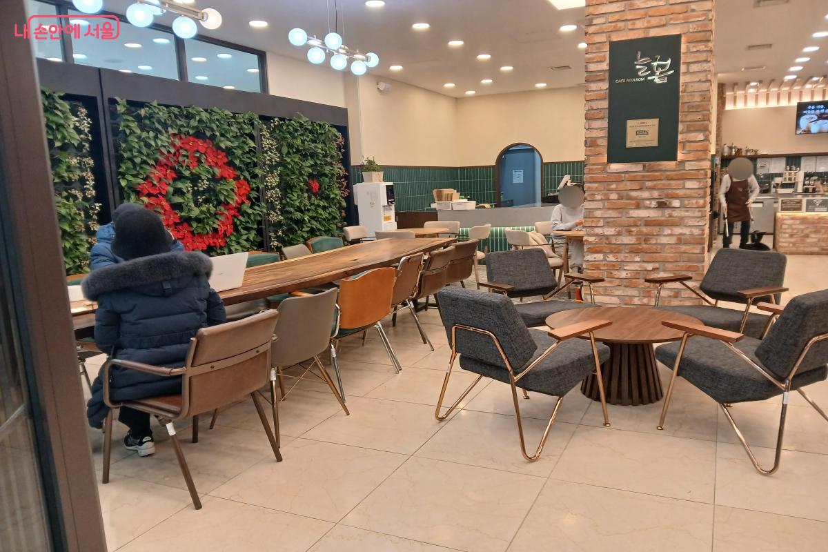 시니어들의 사회 참여와 경제 활동을 지원하는 늘봄카페 &copy;최은영 