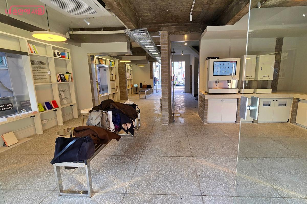 홍대 특유의 자유롭고 실험적인 분위기를 살린 1층 공간 &copy;김윤경