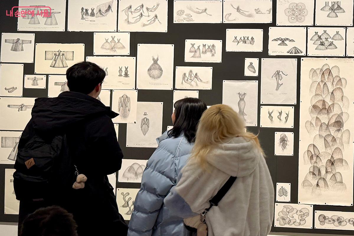 드로잉, 작업 노트, 스티치 등을 통해 패션아트가 순간적 영감이 아닌 긴 시간 사유와 노동의 결과물임을 알 수 있다 &copy;김미정