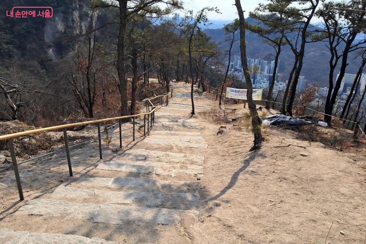 하산 시에도 손잡이가 부착된 돌계단으로 안전하게 내려갈 수 있는 시민안전 등산로