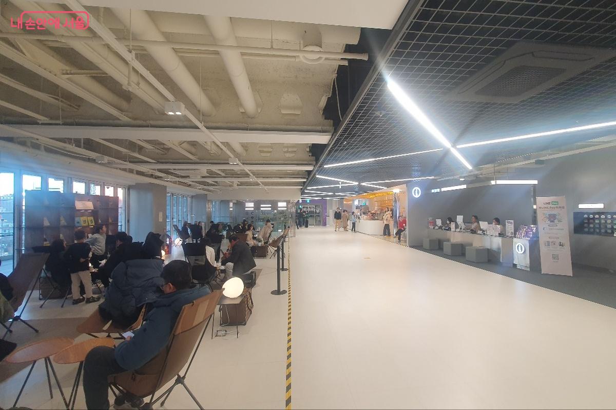 5층은 대형 휴식 공간이 마련되어 있다. ©조한상
