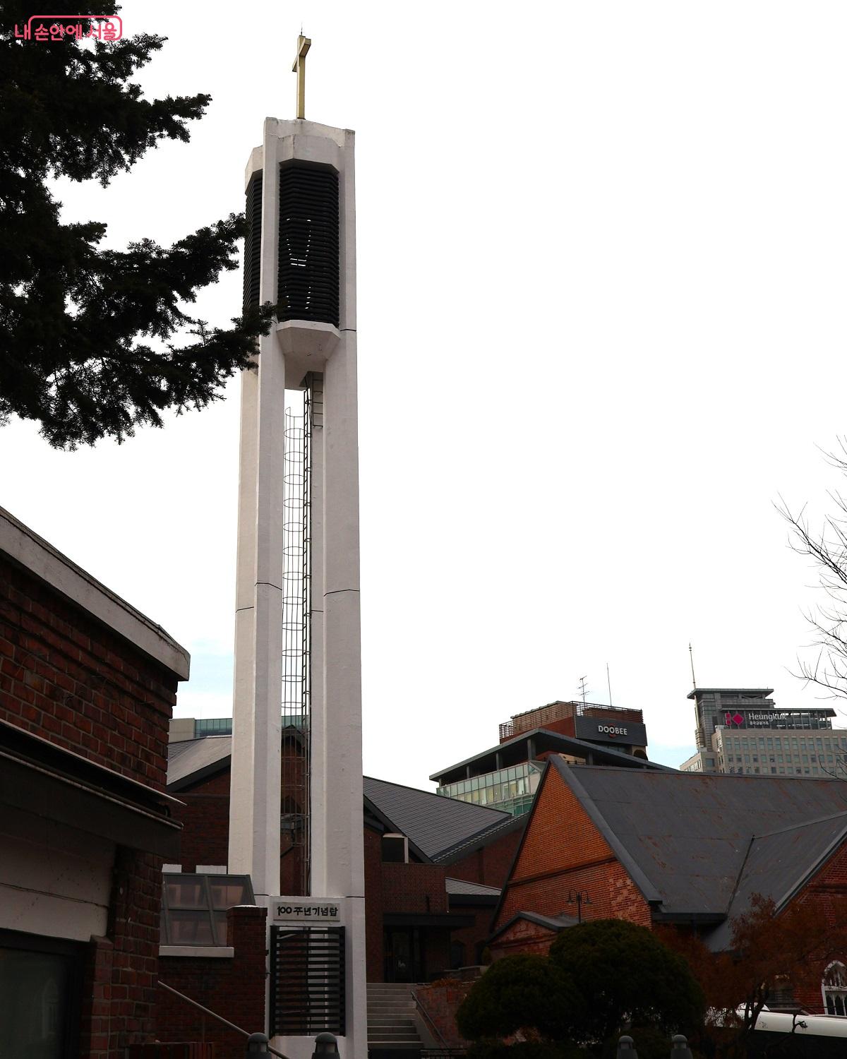 정동제일교회 100주년 기념탑. 3.1 운동의 기폭제가 된 신앙인들의 기개와 헌신을 상징한다. &copy;김대진