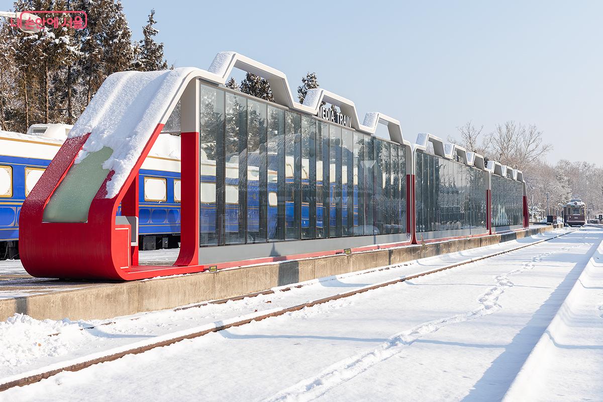 기차가 달리는 듯한 모양인 대형 미디어 글라스 '미디어트레인' ⓒ문청야