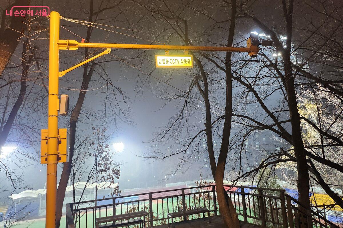 등산로에 설치된 '방범용 CCTV'. 야간에도 환하게 볼 수 있다. &copy;장지영