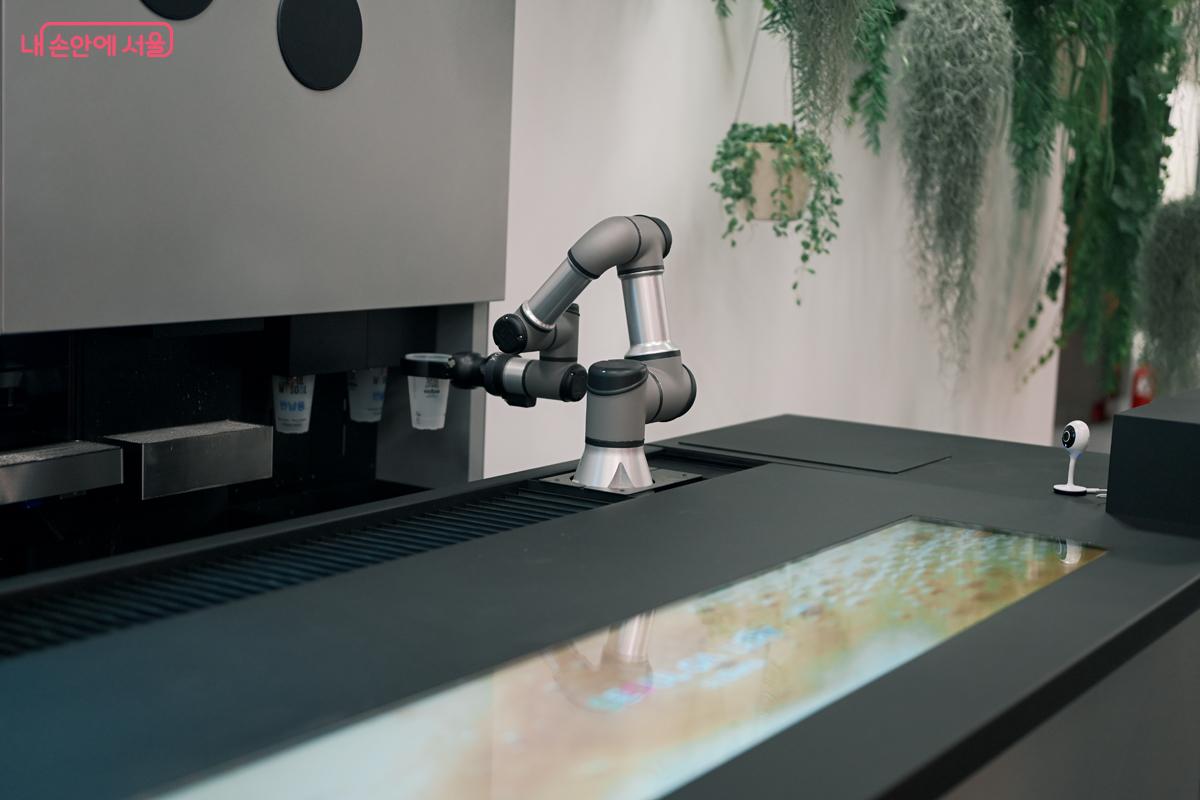 정확한 규격에 딱딱 맞춰서 음료를 내주는 최첨단 바리스타 로봇 팔
