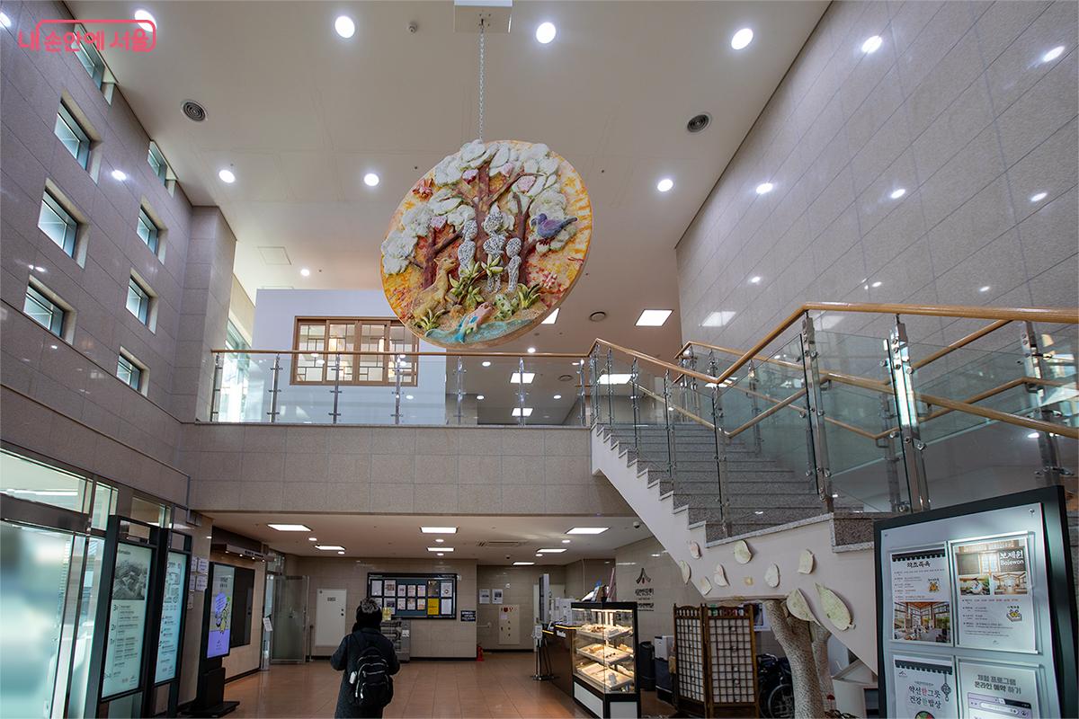 서울한방진흥센터 1층 로비와 2층 모습 &copy;문청야