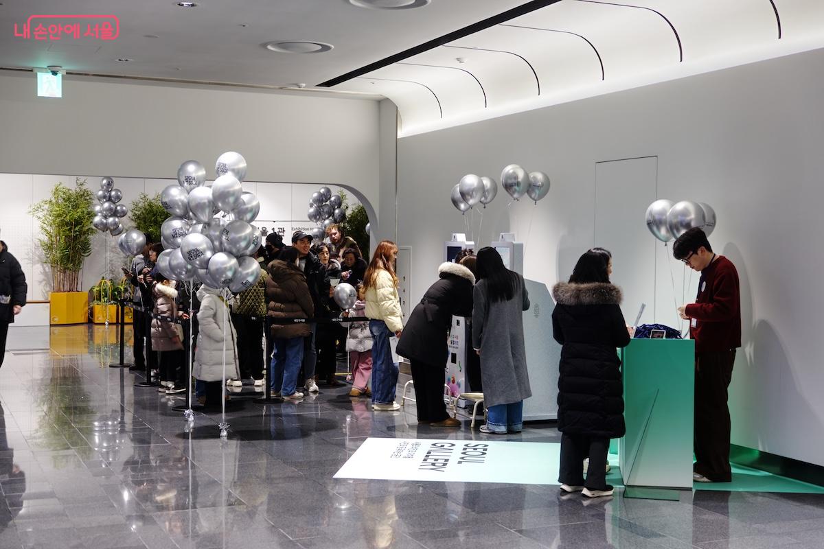 3일 간의 개관 기념 행사에 무려 1만여명의 관람객이 서울갤러리를 찾았다고 한다