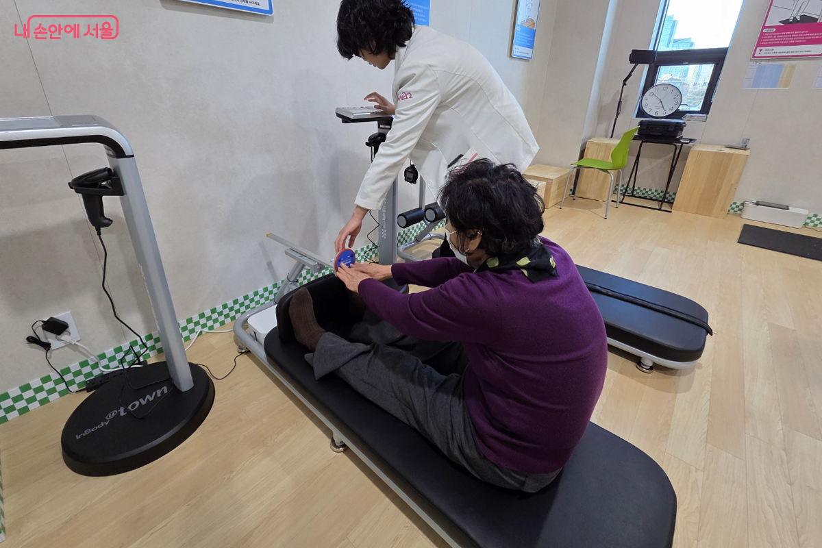 유연성(앉아 윗몸 앞으로 굽히기) 전문가의 지시에 따라 측정한다 &copy;장미화