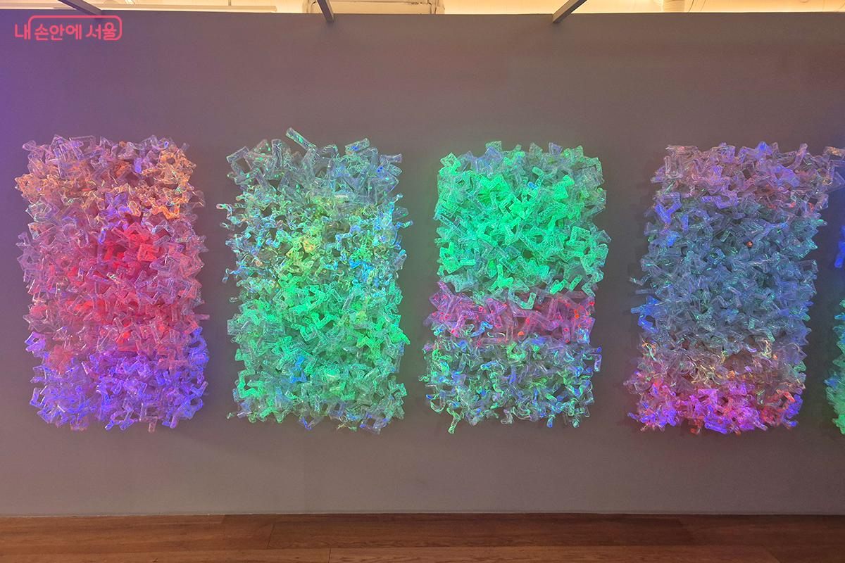 이은숙 작가의 작품 '이어지는 꼬불이 (Connecting Wiggles)' 