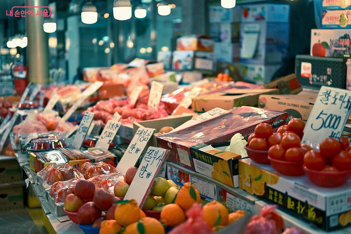 매대에 가득 진열되어 있는 과일 &copy;한솔