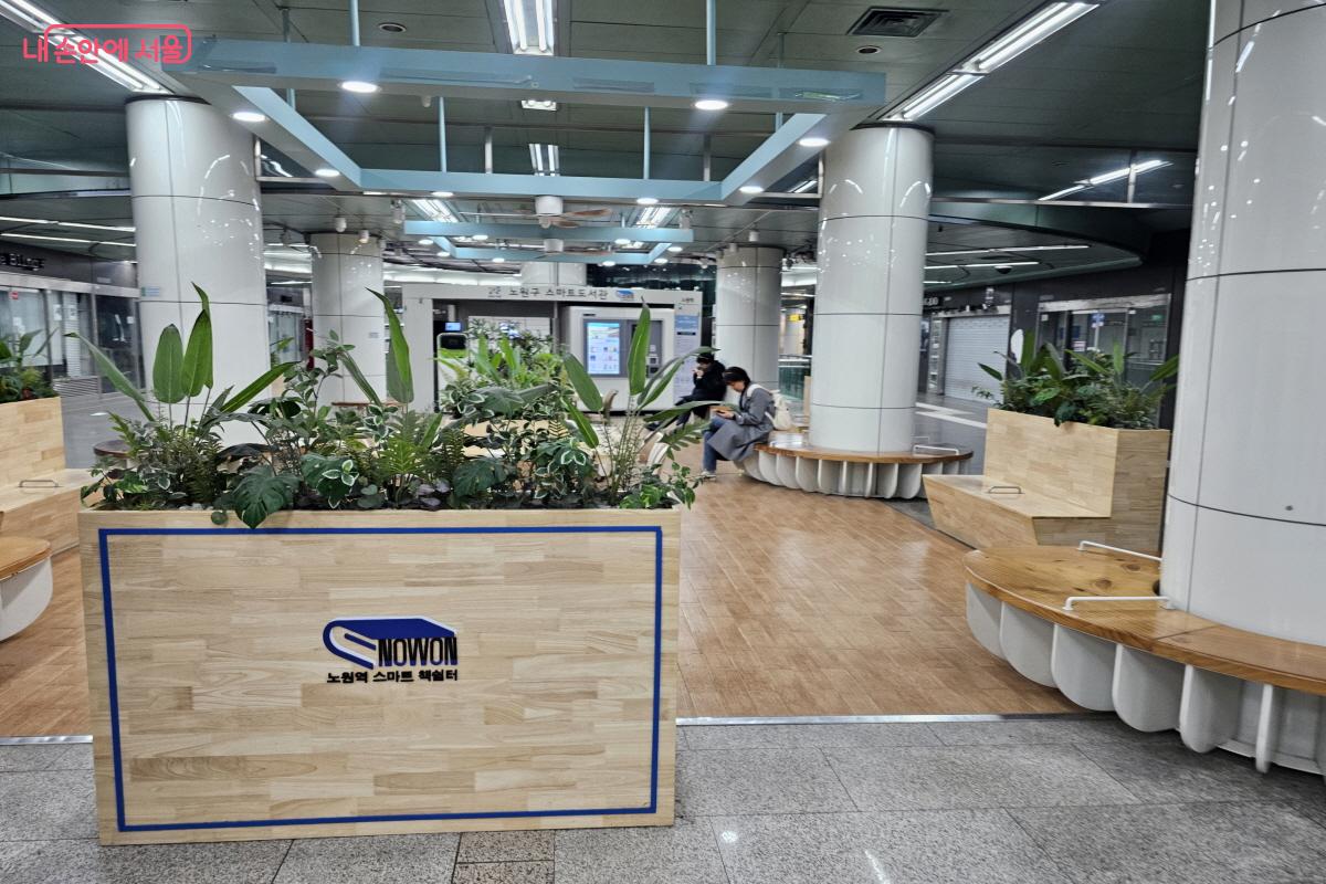 식물과 함께 조성된 노원역 스마트 책쉼터 ©염지연