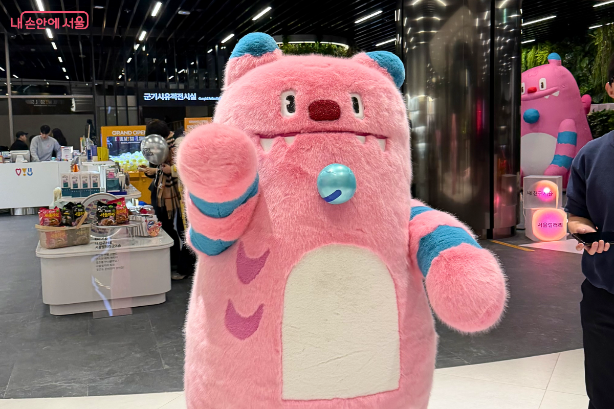 반갑게 인사하는 해치 ⓒ심민섭