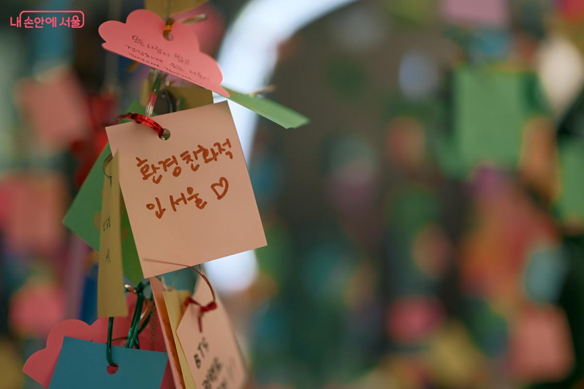 인포데스크 주변에 걸려 있는 시민 참여 전시