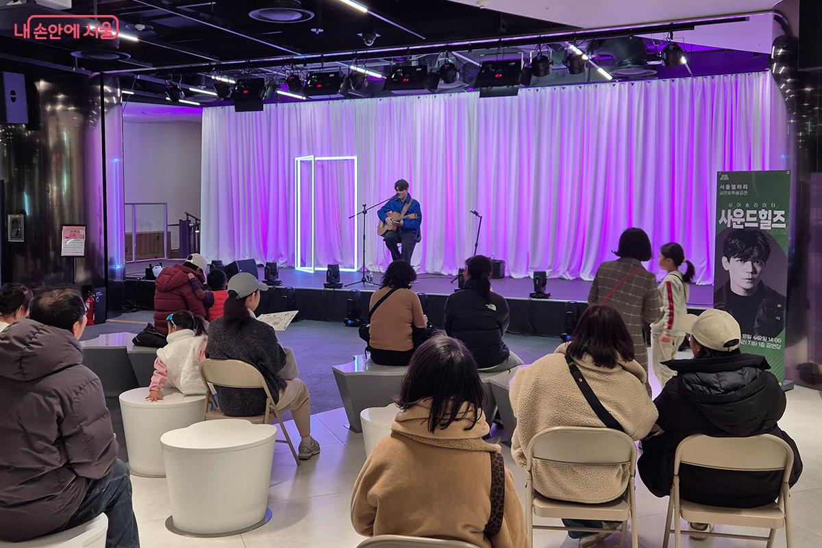 포크송 뮤지션 '사운드힐즈'의 공연이 열려 큰 호응을 얻었다. &copy;이혜숙