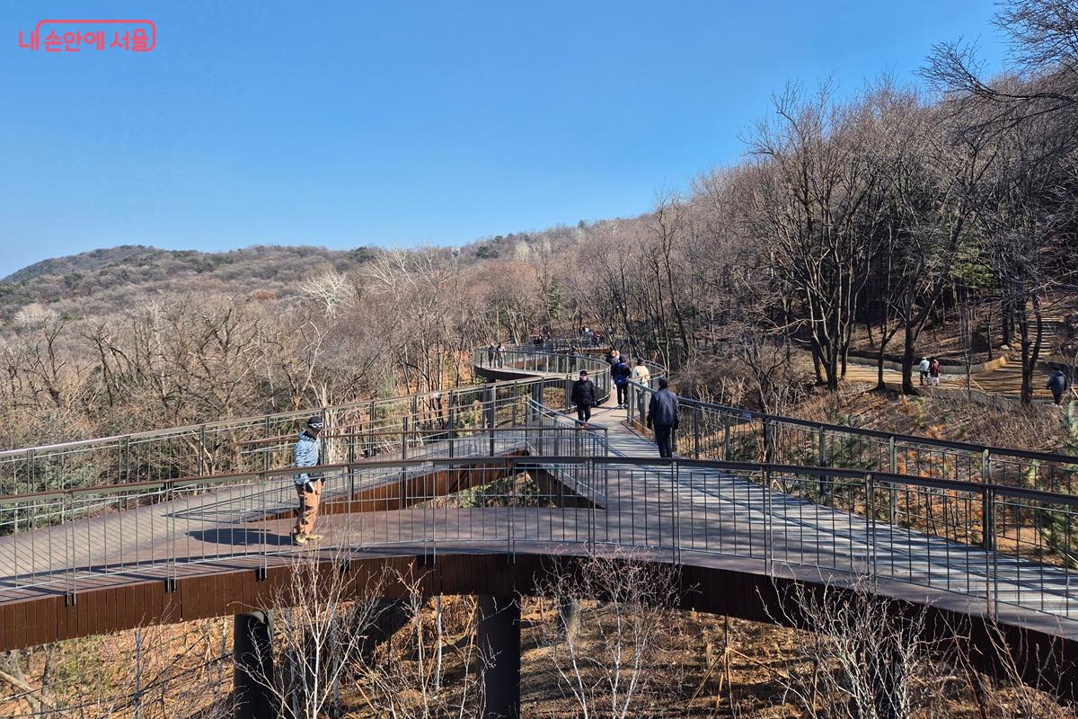 용마산과 망우산을 잇는 산책로에는 용마산 스카이워크가 있다. 마치 공중을 걷는 듯한 기분에 멈칫하지만 탁 트인 풍경이 상쾌한 기분을 만들어준다. &copy;마가은