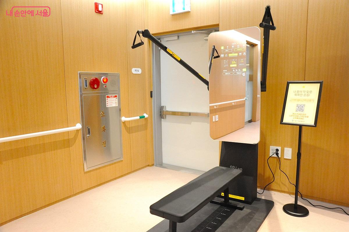 영상 안내에 따라 나에게 맞는 근력 운동을 할 수 있는 &lsquo;스마트 멀티 근력운동기&rsquo; &copy;조수봉