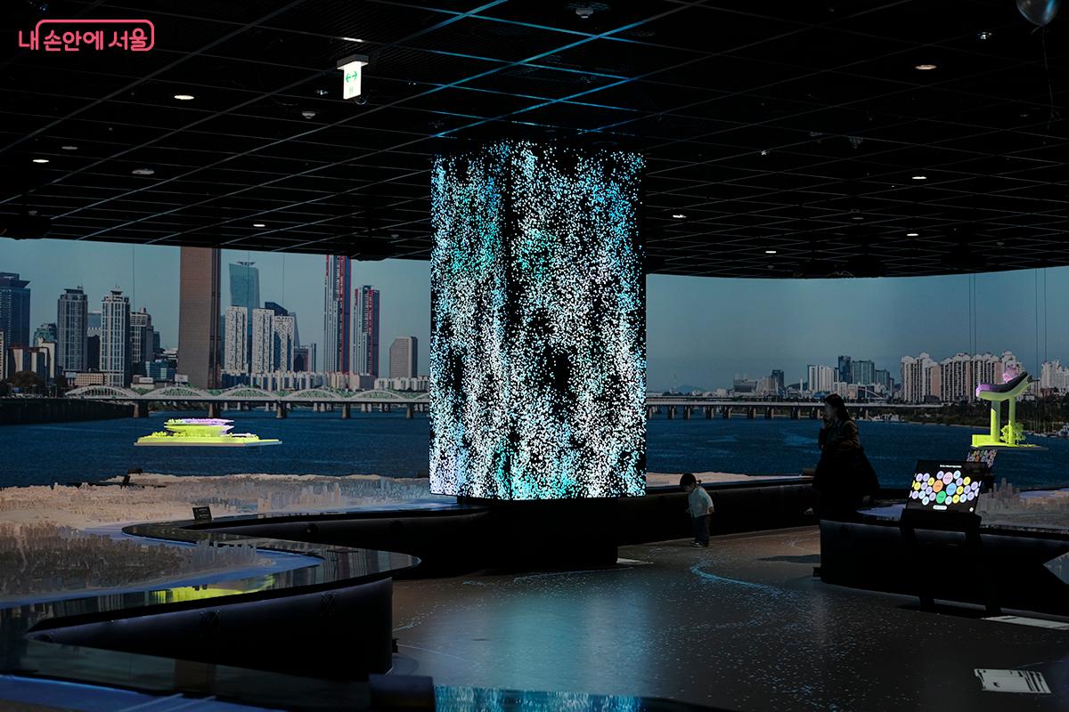 미디어월 속 영상은 서울의 모습을 생동감 있게 보여주며 공간에 대한 몰입도를 더한다. &copy;김아름