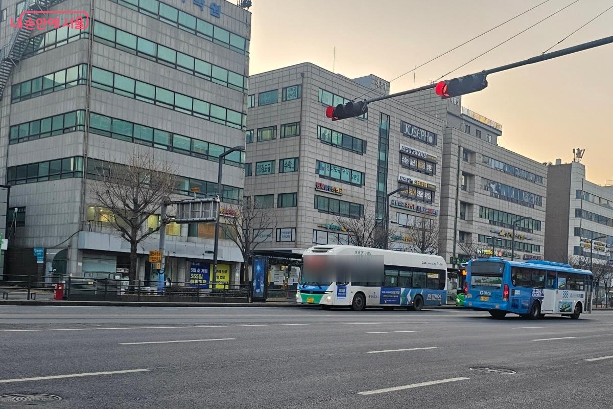바쁜 아침, 대중교통을 이용하는 시민들로 붐비는 버스 정류장 &copy;김도희