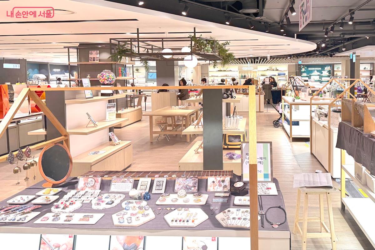 팝업존의 면적도 넓은 편이라 구경하는 재미가 있다. &copy;서지희