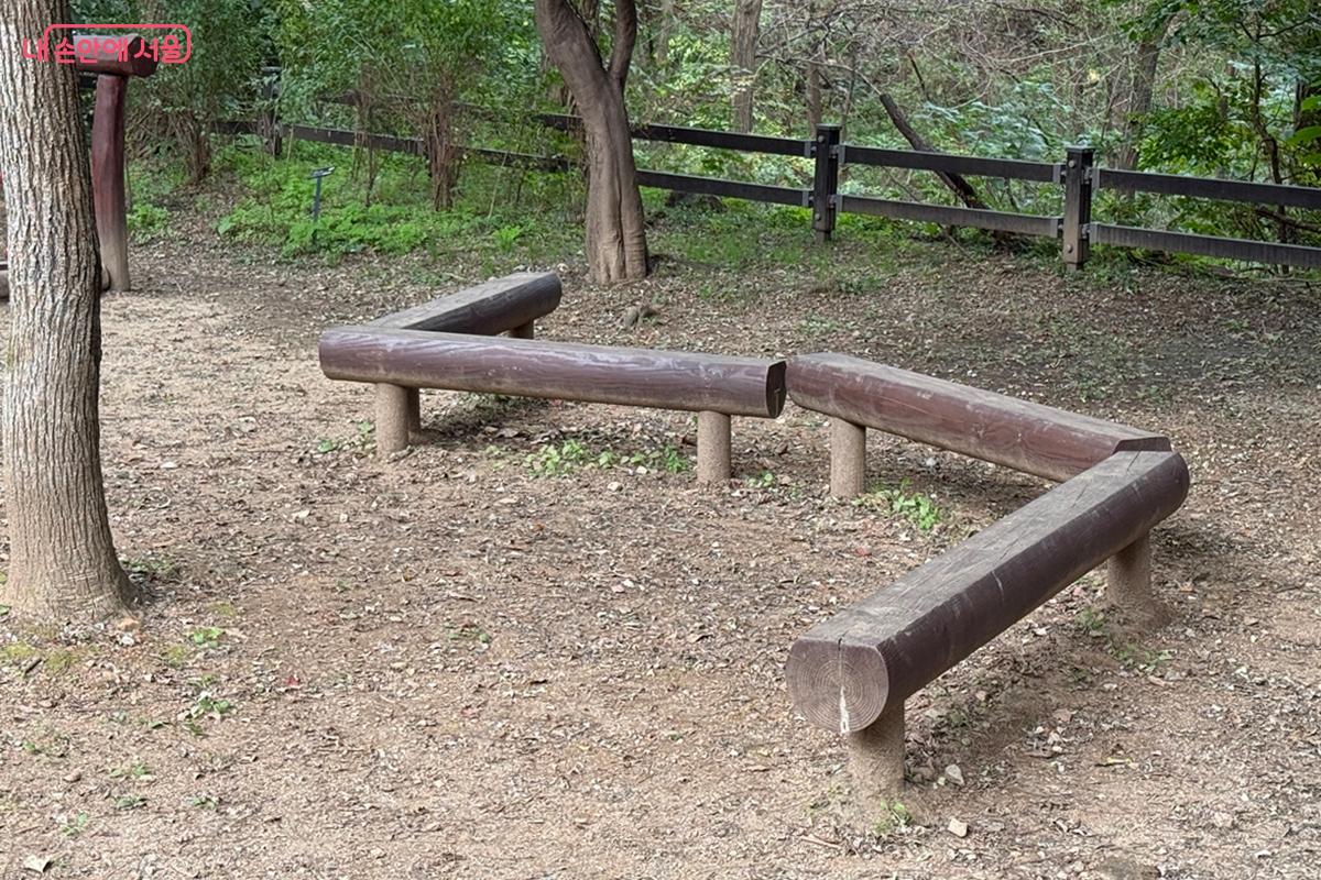 균형잡기 놀이하기 좋은 &lsquo;통나무 평형대&rsquo; &copy;임윤아 