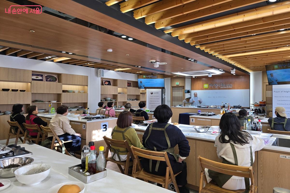 요리를 만들기에 앞서 참가자들이 스님의 설명과 시연을 경청하고 있다. @강사랑