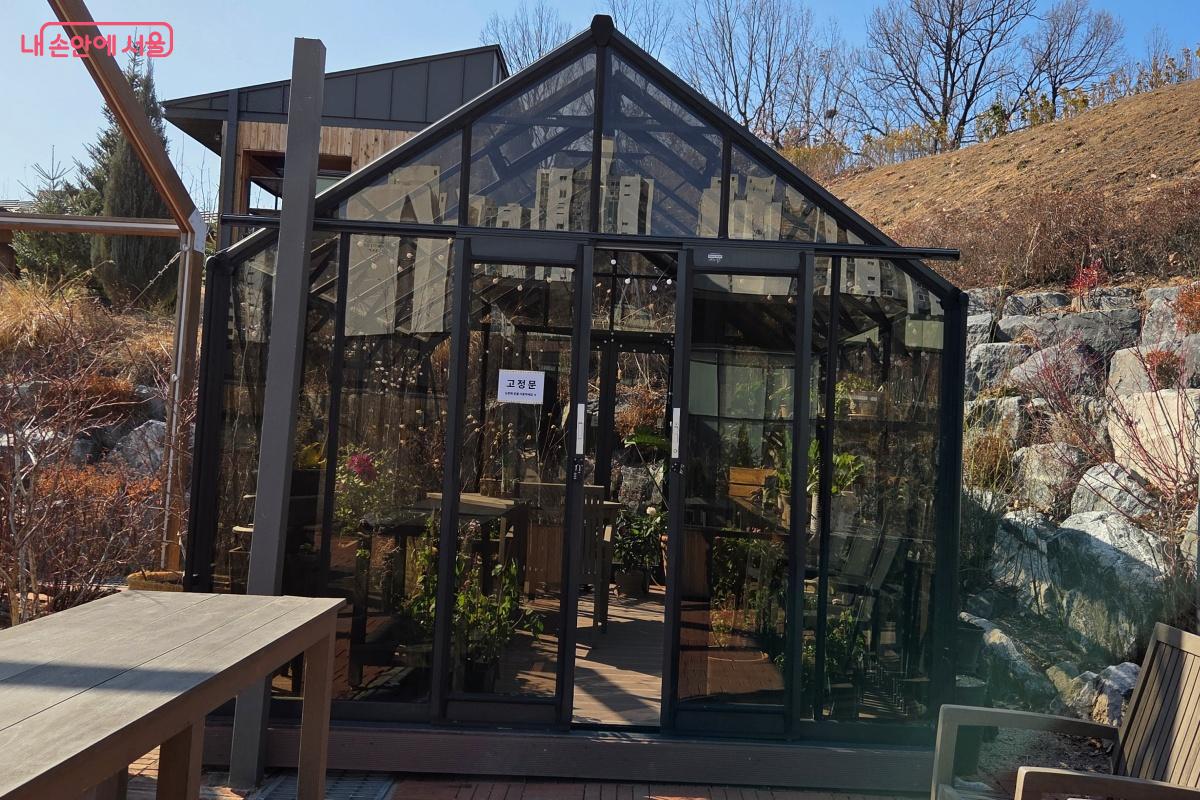 야외 공간의 작은 온실 안으로 들어가본다. &copy;김미선