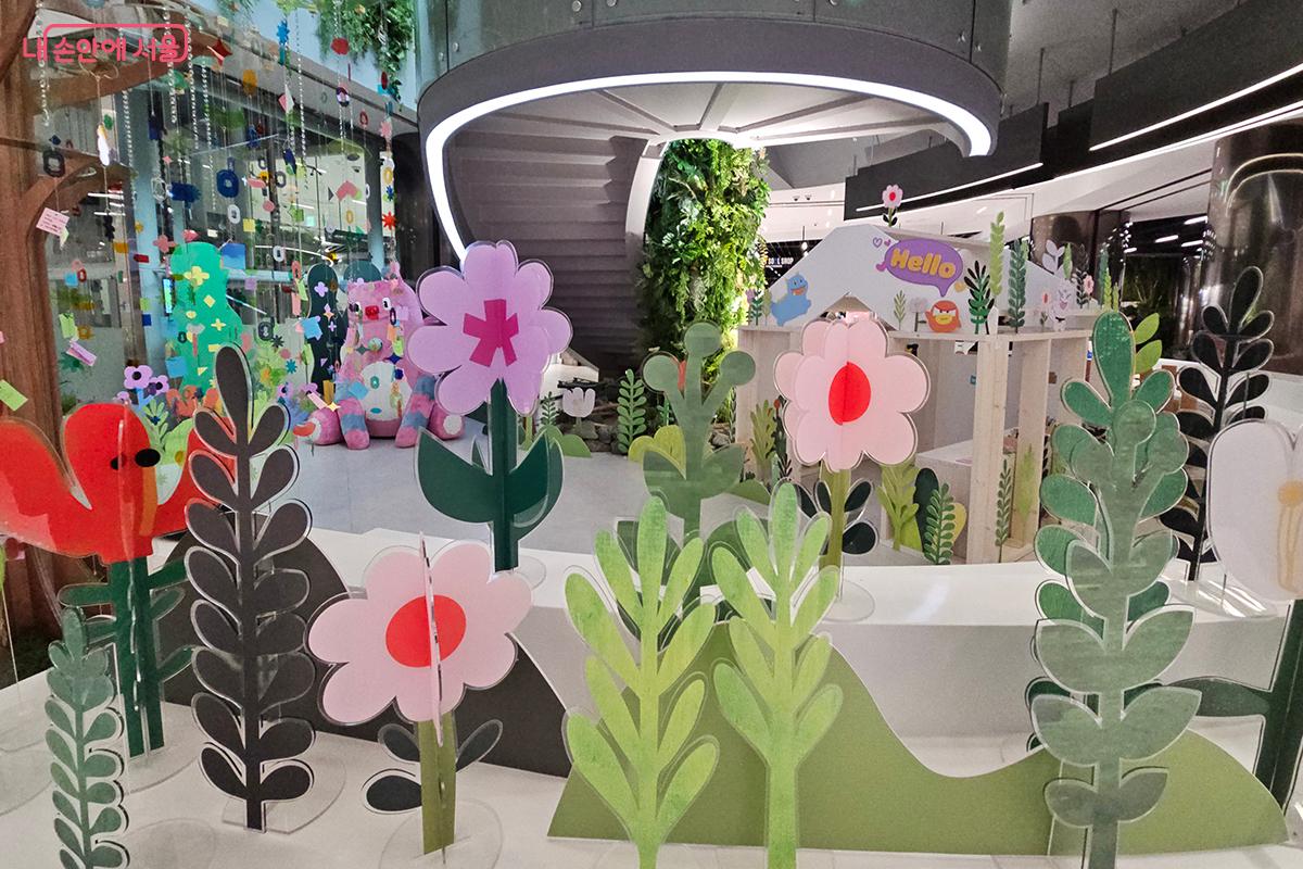 아름다운 꽃 조형물이 반기는 서울갤러리 ©오도연